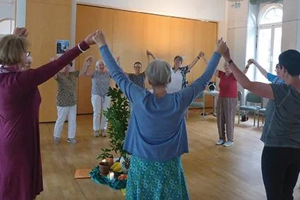 Frauen im Kreis, Tanzen, Meditativ