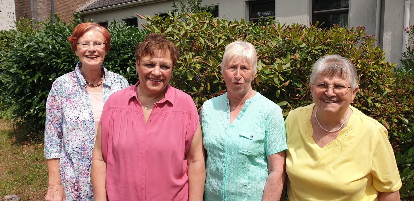 Vier Damen, Senioren, Draußen, Wiese, Bunt, Lachen, Bild