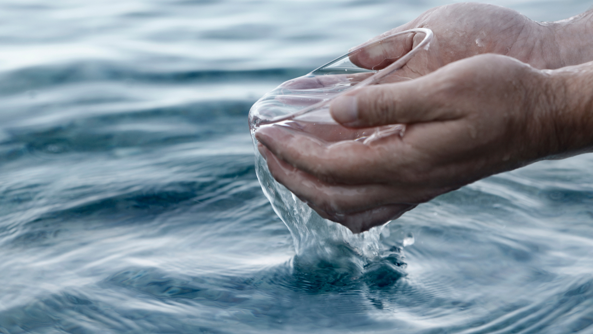Wasser, Schale in den Händen mit Wasser drinnen