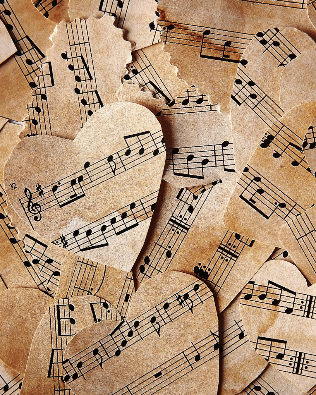 Notenzettel in Herzform übereinander liegend