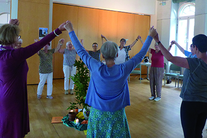 Tanzen, Frauen im Kreis, Meditativ, Saal